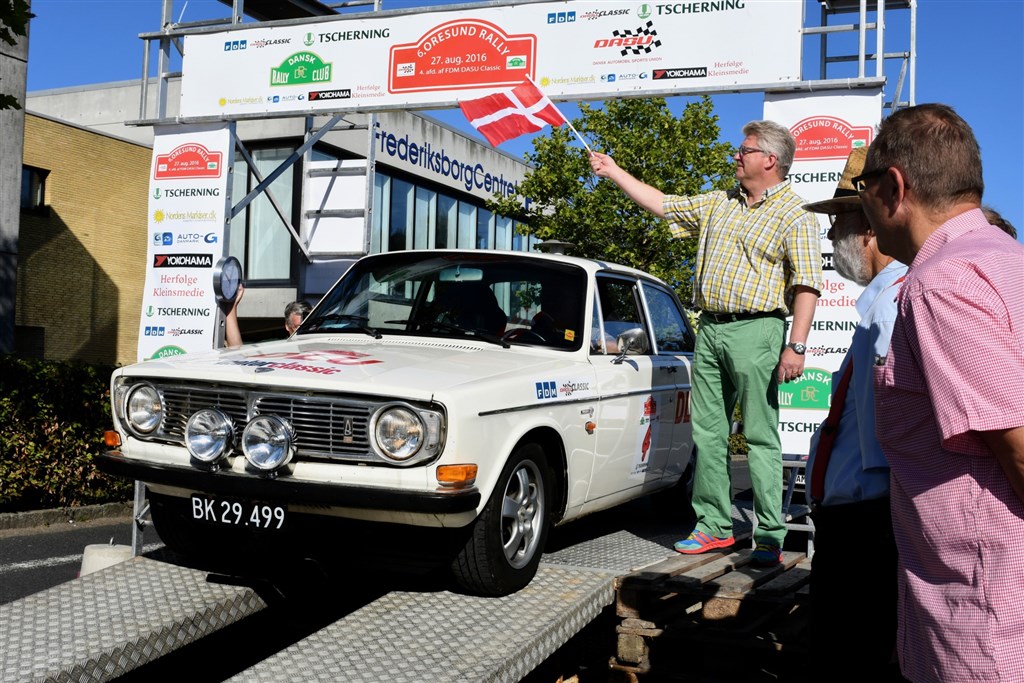 FrederiksborgCentrets direktør Carsten Larsen sender de regerende FDM DASU-Classic mestre Henning og Else Friborg fra Them ud på ruten i Oresund Rally. De kvitterede med en tredjeplads i det 220 kilometer lange rally.
(Foto: Morten Dam)